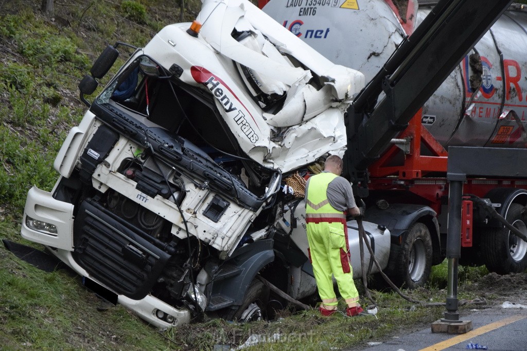 VU Gefahrgut LKW umgestuerzt A 4 Rich Koeln Hoehe AS Gummersbach P466.JPG - Miklos Laubert